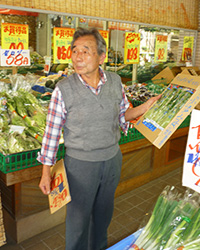 画像：「三つ葉も安くなってるよ」とご主人の内田和枝さん