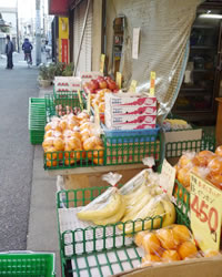 画像：店頭を彩る新鮮フルーツ