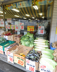 画像：市場で当日仕入れた新鮮な野菜が店頭にずらりと並ぶ