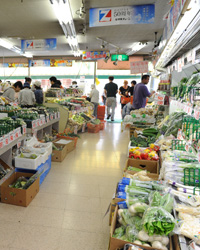 画像：店内では青果だけなくさまざまな商品が販売されている