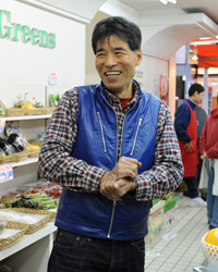 画像：店主の加藤さんは、外食しても果物がないとわざわざ買ってきて食べるという無類の果物好き