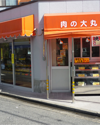 画像：ショーケースが並ぶ左の店舗と揚げ物を販売する右の窓口
